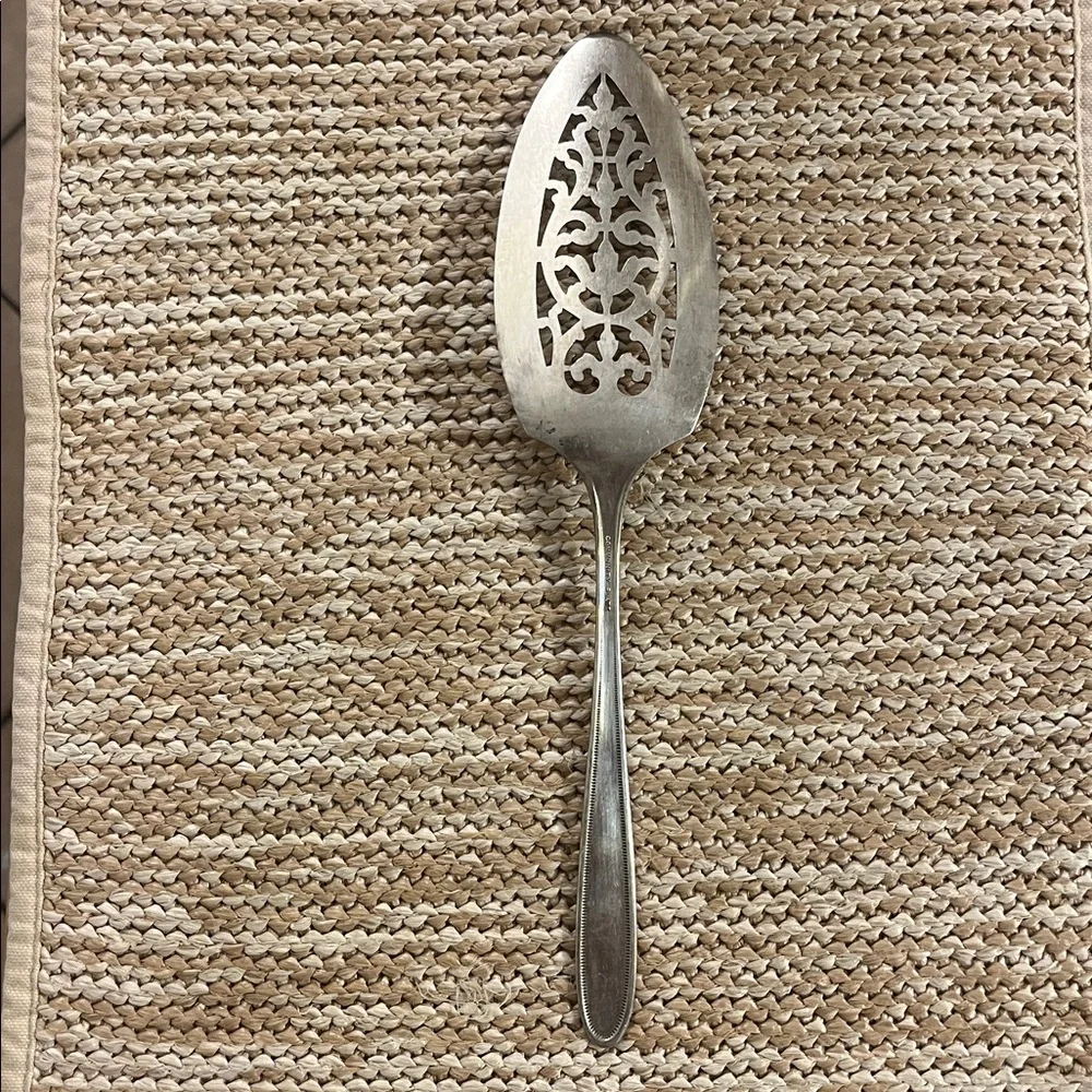 community tudor friendship/medality pie/ cake server 10.5 inch